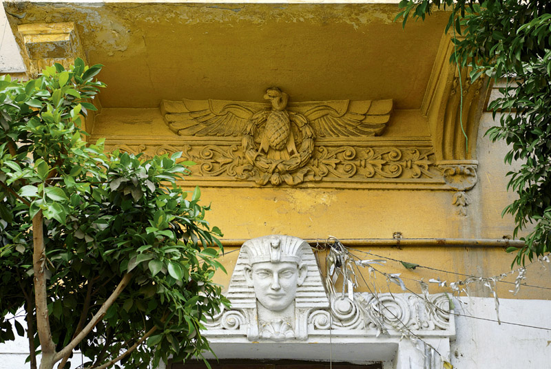 Décor d’une baie du rez-de-chaussée de l’ancien immeuble Manolakakis à Suez (© A. du Boistesselin, 2010)