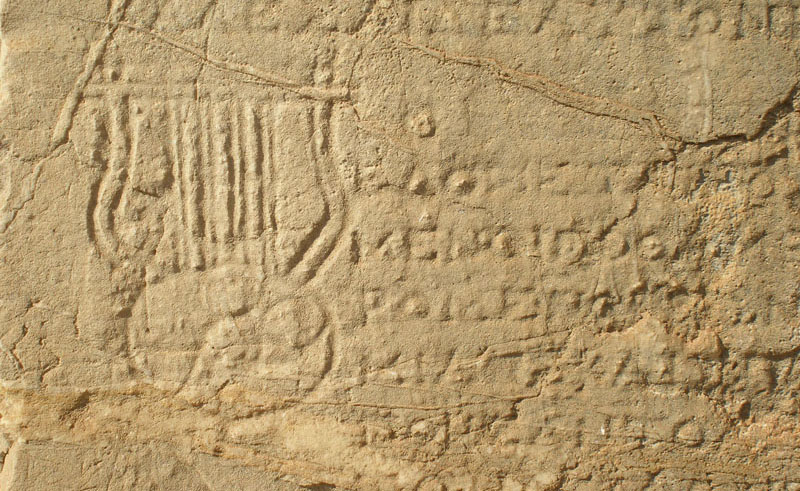 Graffite représentant une lyre sur la base de Philopoemen à Delphes , accompagnant un décret honorifique pour deux musiciens d'Aigeira (160 av. J-C.), cliché S. Perrot.