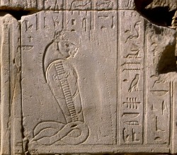 Uraeus Chapelle NebDjefaou Karnak